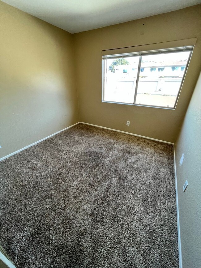 Building Photo - Spacious 3-Bedroom Townhome in Beautiful O...