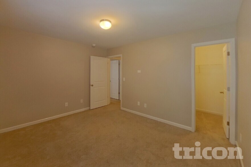 Building Photo - 208 Willow Grv Wy