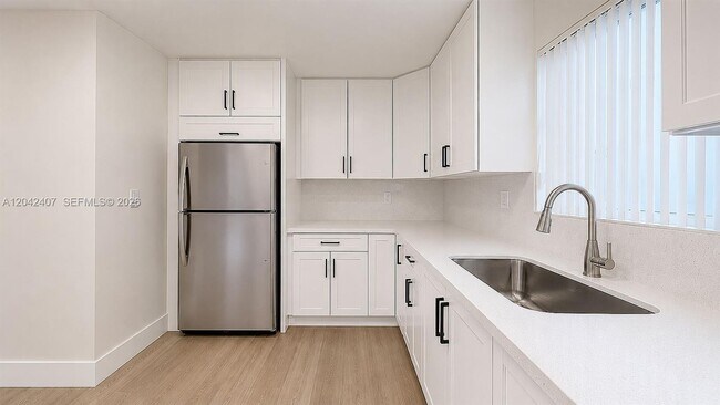Building Photo - 1670 W 42nd St