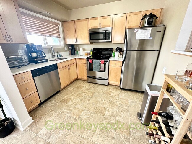 Building Photo - Two bedroom one bathroom condo in Southwes...