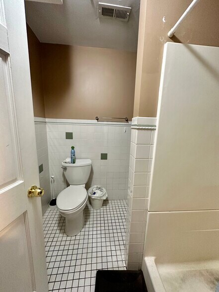 Building Photo - 10 Saint Lukes Rd