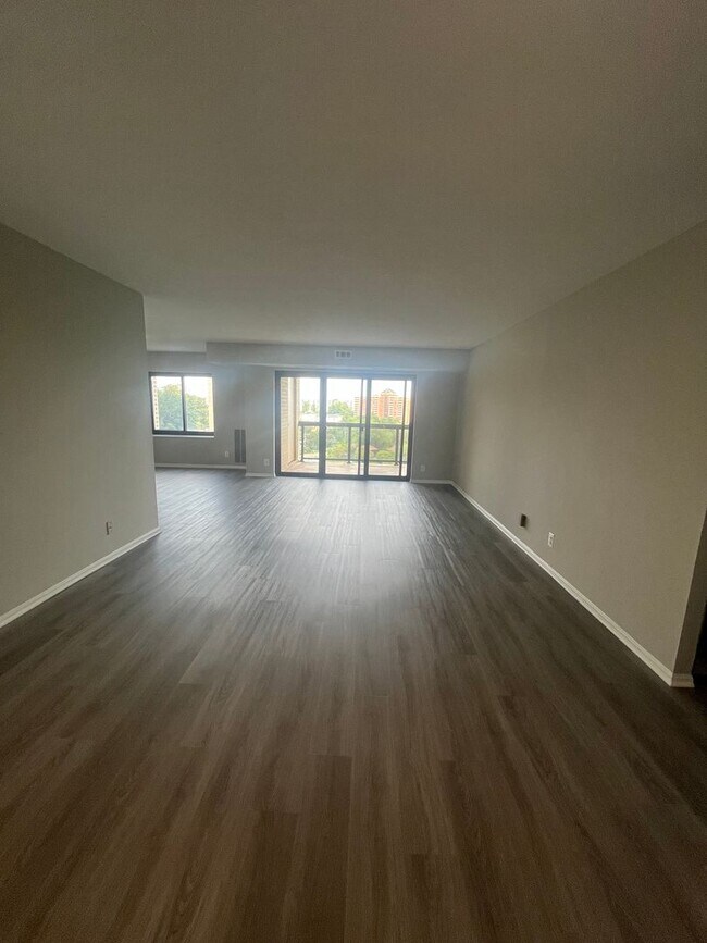 Building Photo - 307 Yoakum Pkwy