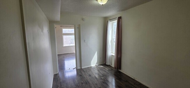 Building Photo - 560 S 600 E