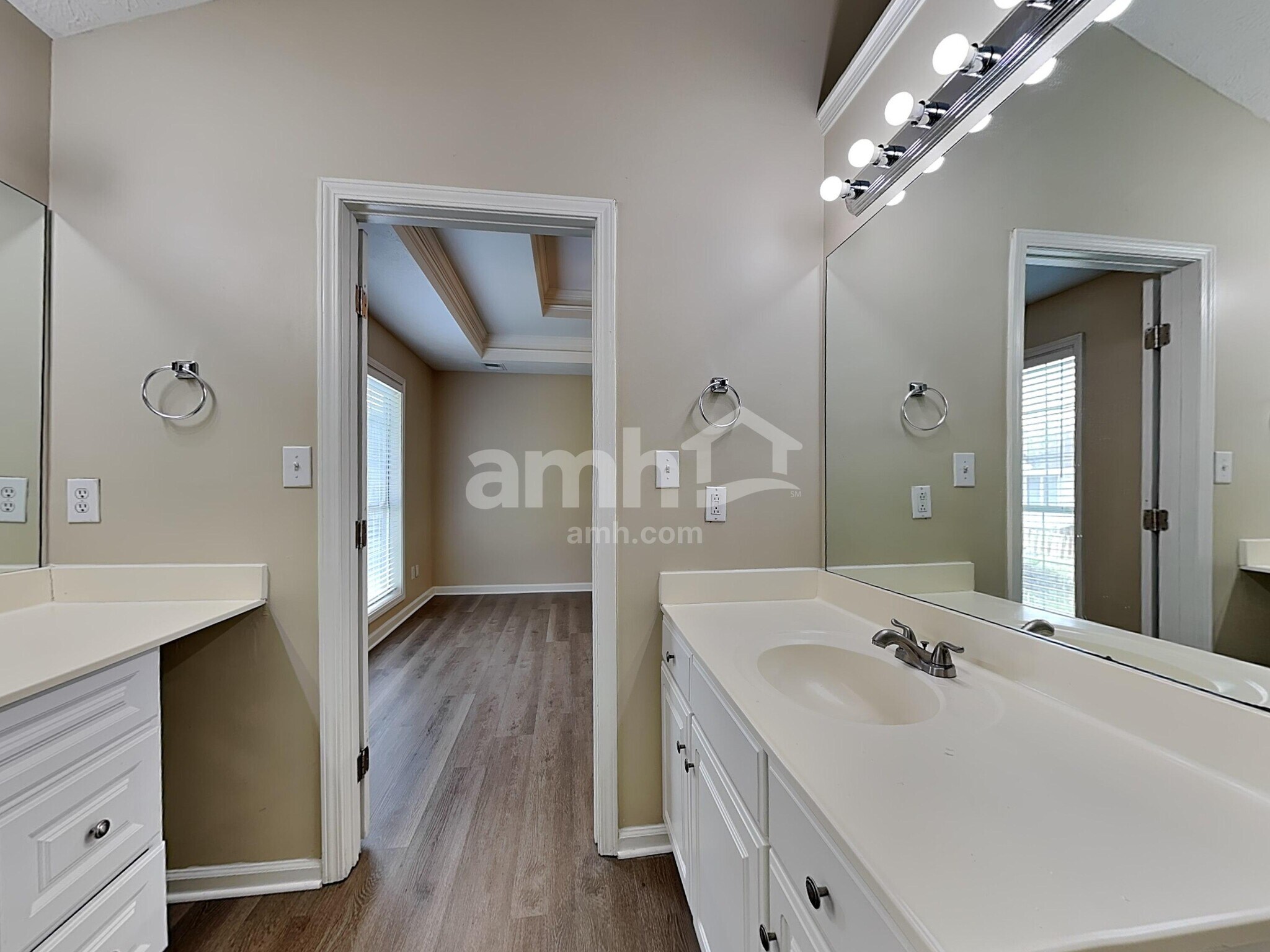 Building Photo - 2880 Camelot Woods Dr