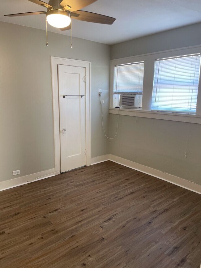 Building Photo - Upstairs 1/1 Historic Monte Vista