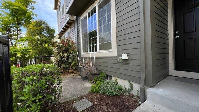 Building Photo - 2 Bed 2 Bath Townhouse