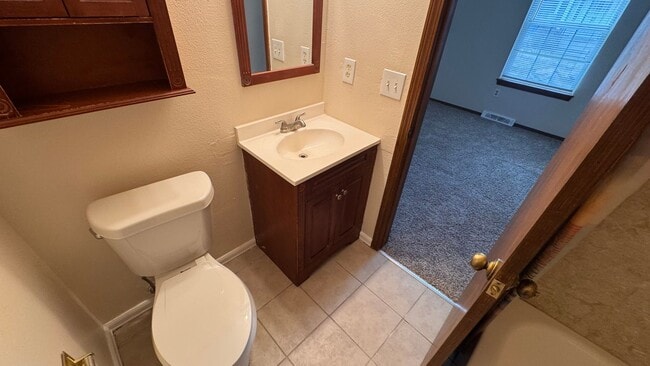 Building Photo - 3 bed 2.5 bath w/ garage, Great location off University and Dry Creek, close to Southglenn Mall a...