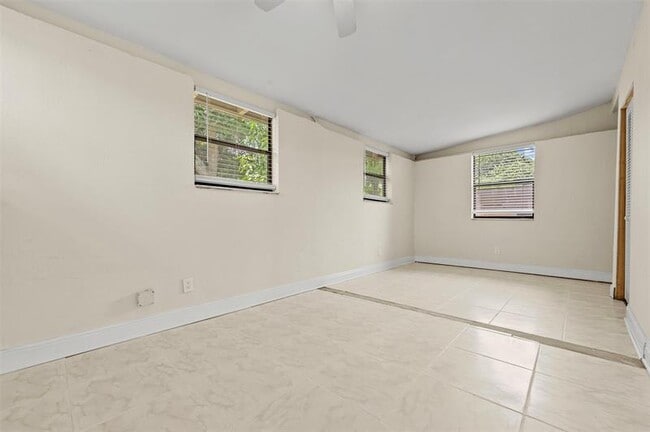 Building Photo - 1524 NW 18th Ct