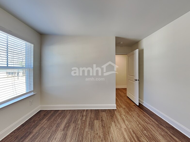 Building Photo - 3337 Okelly Dr