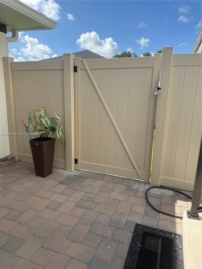 Building Photo - 9261 Gran Teatro Dr