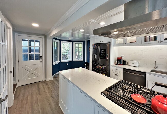 Building Photo - 4 Day St