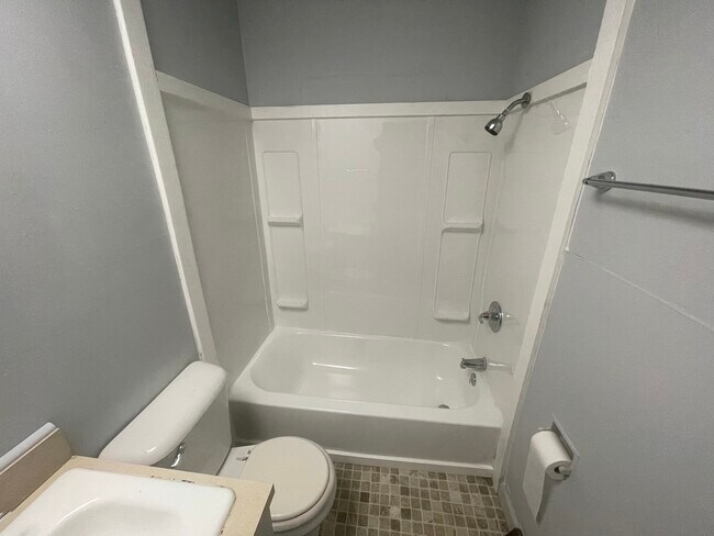 Building Photo - 7 Grace St