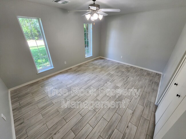 Building Photo - 2010 E Foster Dr