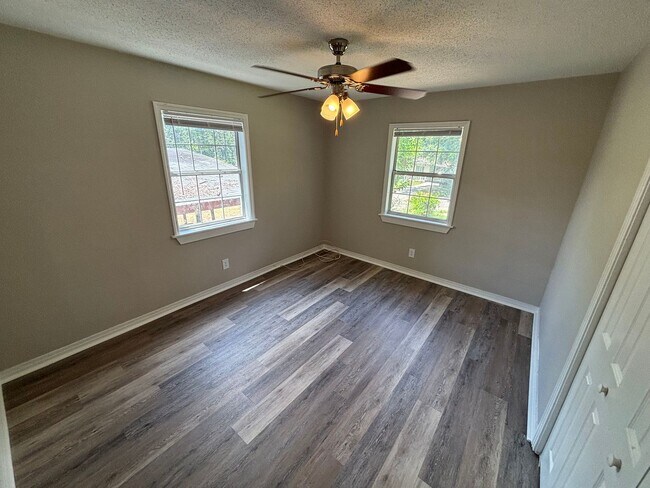 Building Photo - Stylish Renovated 3-Bedroom Gem in Prime T...