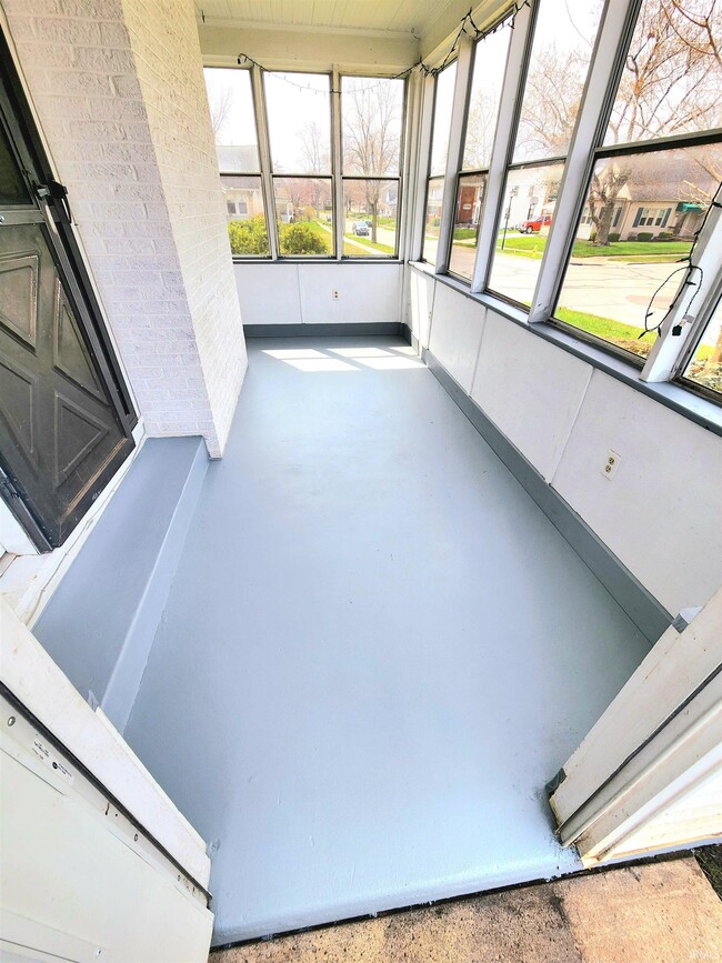 Building Photo - 1730 Clover Ln