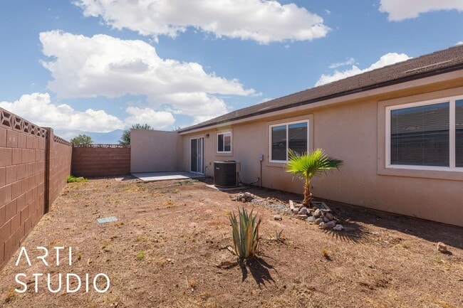 Building Photo - 3-bedroom 2-bathroom townhouse with a 1-ca...