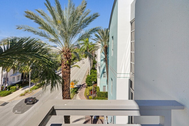 Building Photo - 365 SE 6th Ave