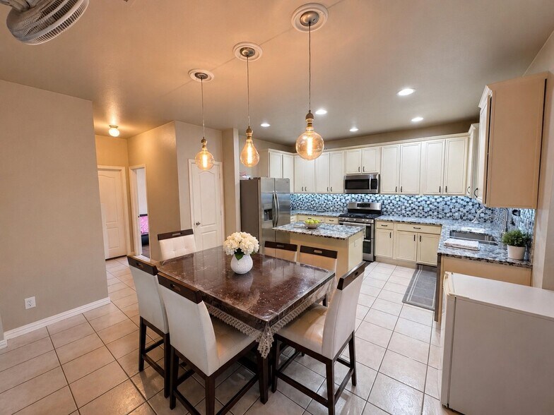 Building Photo - 814 Honey Hill Dr
