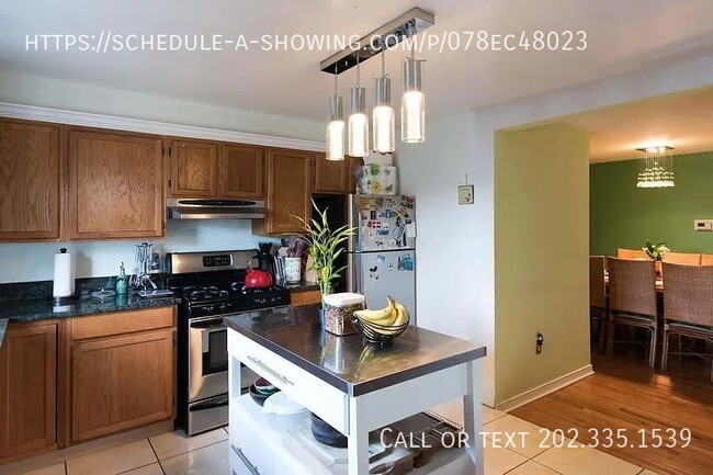 Building Photo - 717 16th St NE
