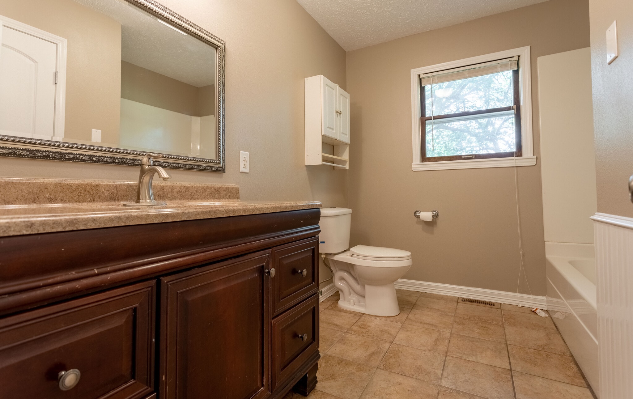 Building Photo - 1008 S Oak Ridge Dr