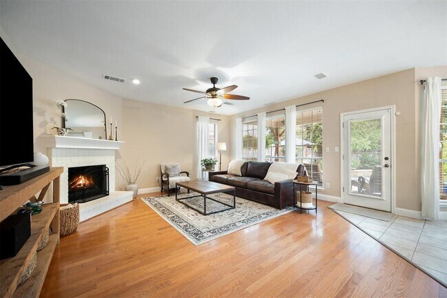 Building Photo - 1215 Boerne Dr