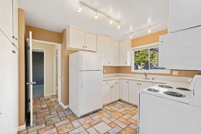 Building Photo - 77530 California Dr