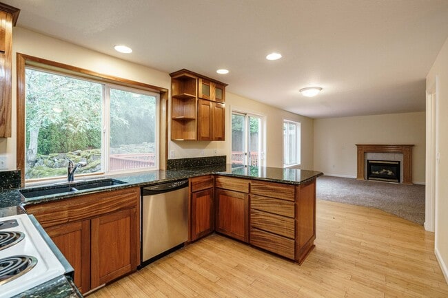 Building Photo - 4 Bedroom 2.5 Bath with Fenced Backyard in Camas School District