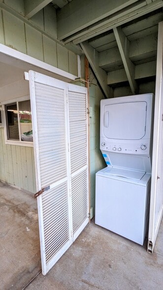 Shared Laundry - 68-052 Akule St