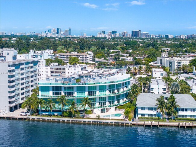 Building Photo - 2000 Bay Dr