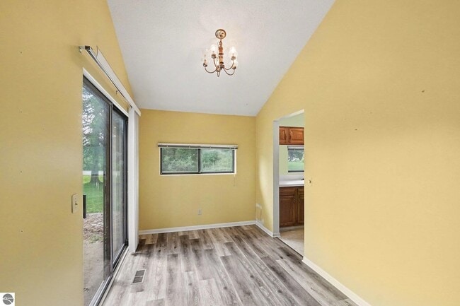 Building Photo - 983 Meadowbrook Dr