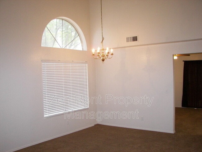 Building Photo - 1471 E Park Ave