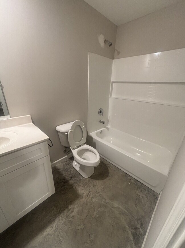 Building Photo - "Charming 4-Bedroom Retreat with 2 Full Baths on Sunny View Drive!"