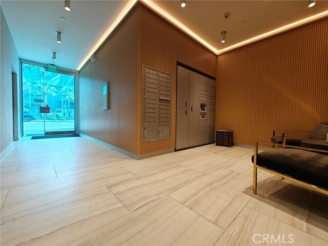 Building Photo - 637 S Fairfax Ave