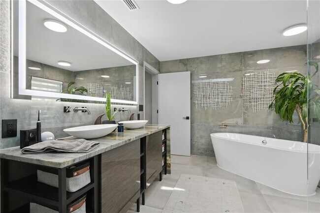 Building Photo - 1851 Royal Oak Pl E