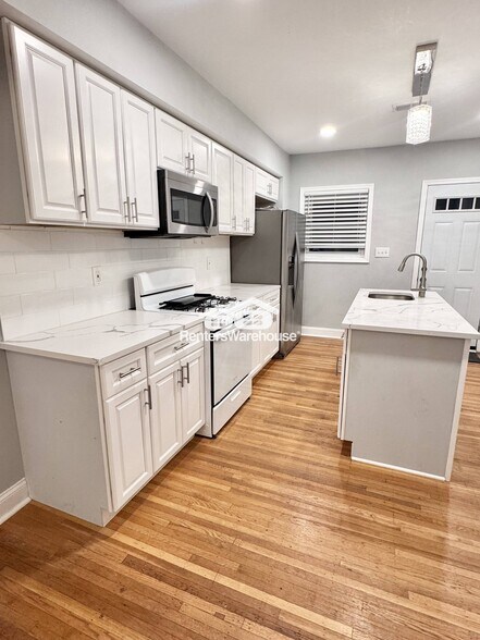 Building Photo - 627 S Curley St