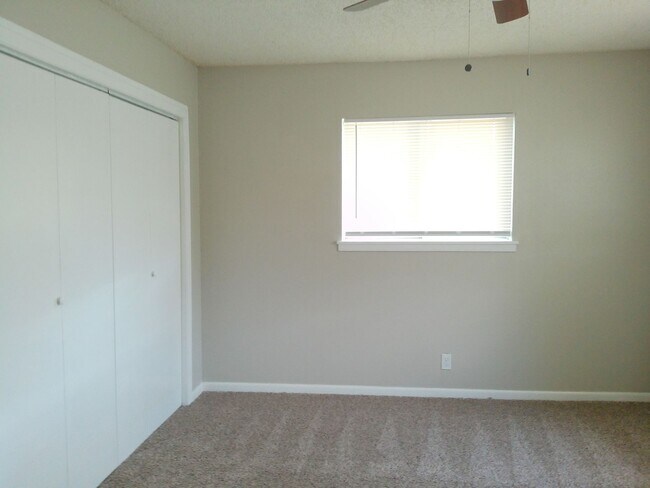 Building Photo - 1710 Sun Beam Dr