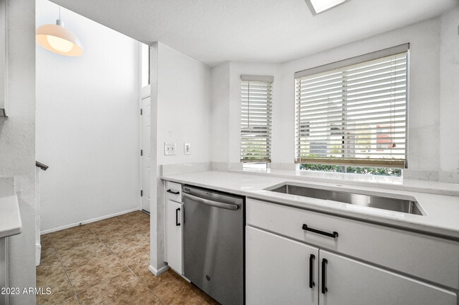 Building Photo - 220 N 22nd Pl