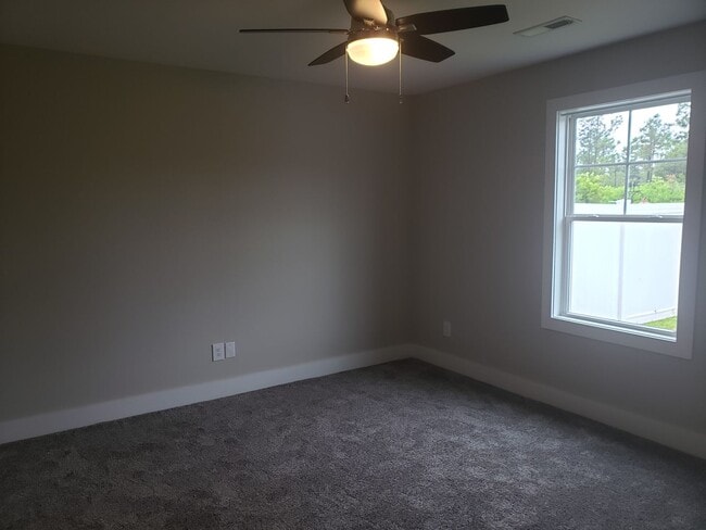 Building Photo - Lovely 2 bedroom 2 bath unfurnished home located in the Pine Ridge Community - Holly Ridge