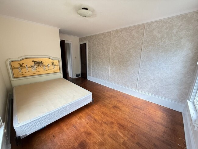 Building Photo - Well-Maintained 2-Bed Near Transit and Dow...