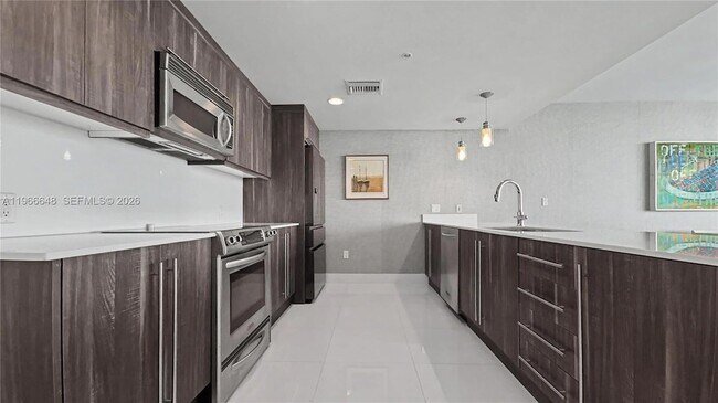 Building Photo - 665 NE 25th St