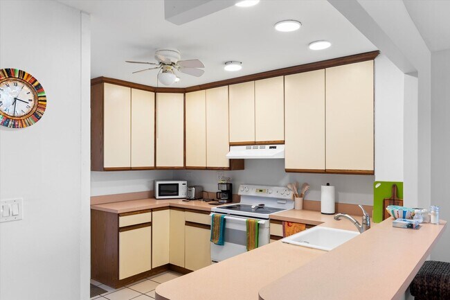 Building Photo - Beachside Living Made Easy – Furnished 2BR/1BA Available for 6 Months!