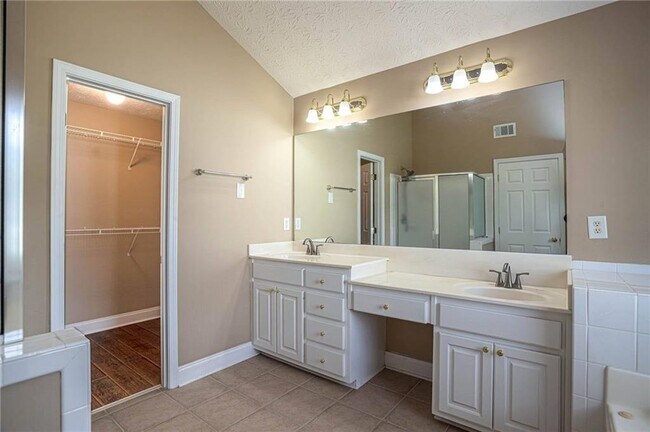 Building Photo - 1098 Fountain Lakes Ct