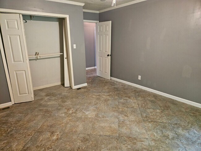 Building Photo - *Knoxville 37917 - FIVE bedroom, 2 bath newly remodeled home - Call Brad Croisdale (865) 805-9964