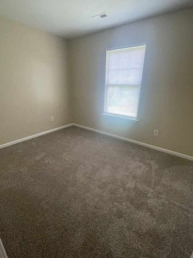 Building Photo - This cozy 3 bed 2 bath ranch home is on a corner lot in the Todd Park neighborhood