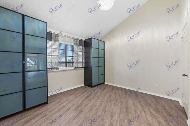 Building Photo - 5590 Spring Valley Rd