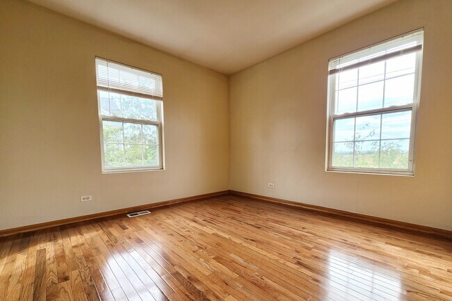 Building Photo - 263 Springbrook Trail S