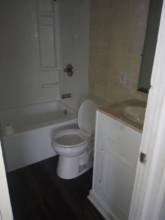 Building Photo - 2 Bedroom 1 Bathroom