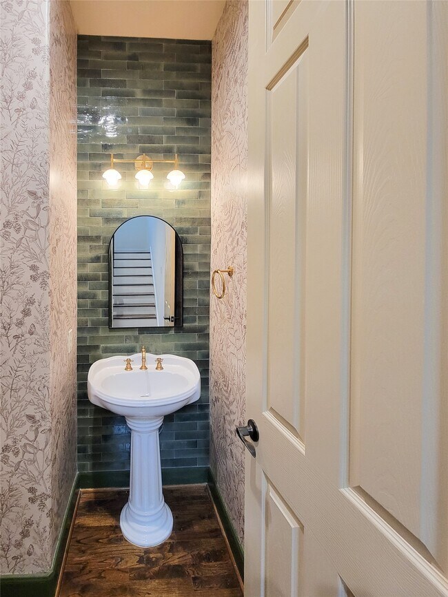 Building Photo - 1605 W 14th St