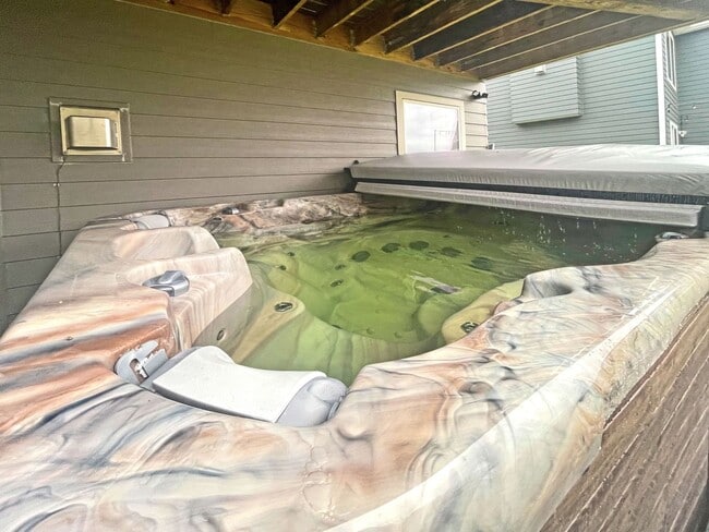 Building Photo - Sparkling New Spacious Hot Tub Home with W...