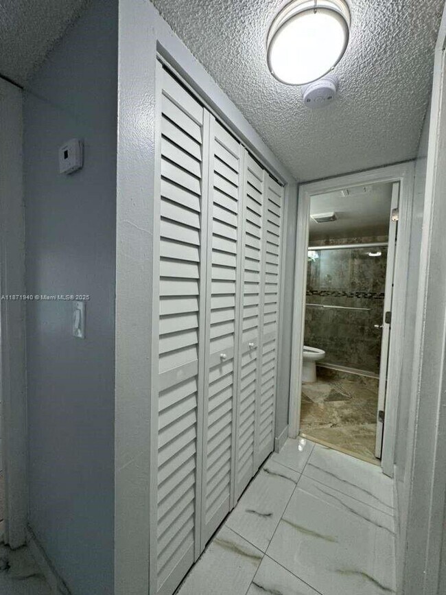 Building Photo - 1480 W 46th St